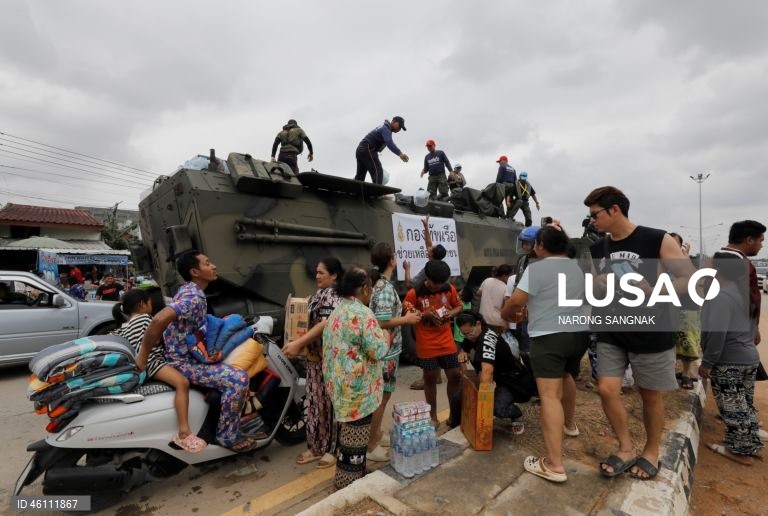 As operações de ajuda e resgate continuam enquanto as inundações diminuem em Hat Yai.