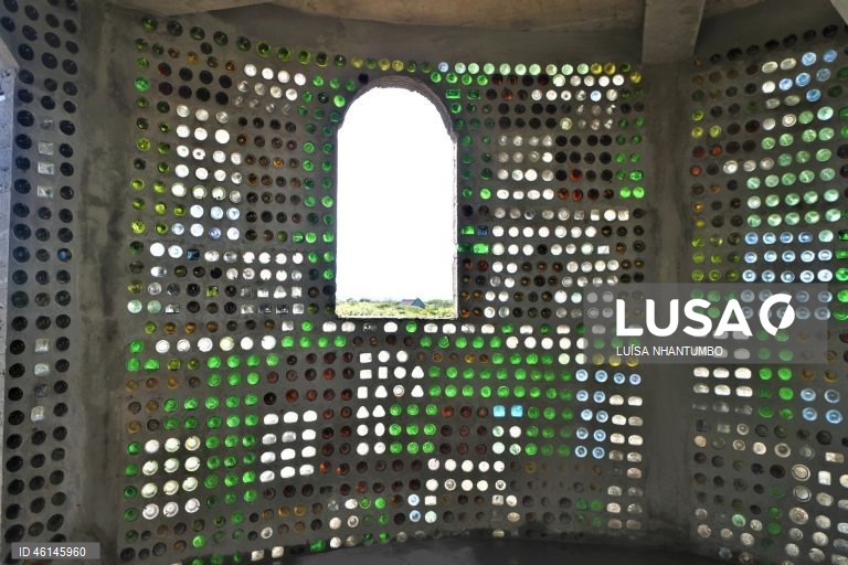 Carlos Serra, ambientalista moçambicano, desenvolveu o projeto para a construção de uma casa de vidro em Maputo, Moçambique. Uma casa feita de mais de 200 mil garrafas de vidro em Maputo, recolhidas na praia da Macaneta, sul de Moçambique, resiste há cinco anos para alertar para impacto ambiental.