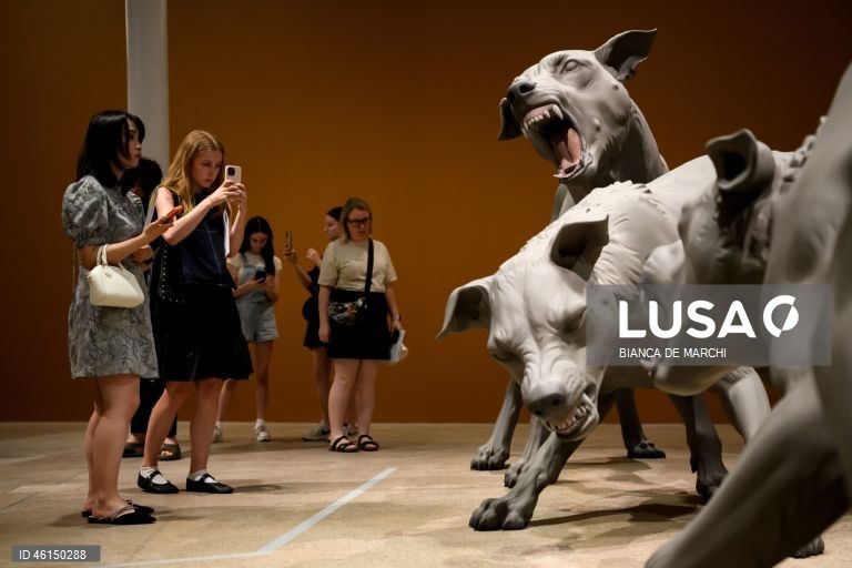 Austrália: Exposição de Ron Mueck na Art Gallery de Sidnei