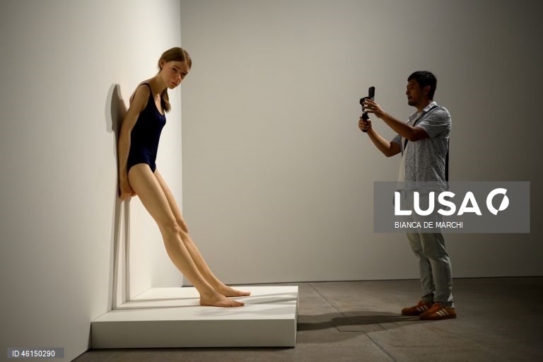 Austrália: Exposição de Ron Mueck na Art Gallery de Sidnei