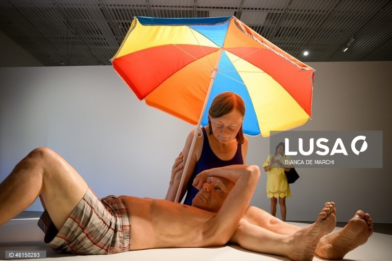 Austrália: Exposição de Ron Mueck na Art Gallery de Sidnei