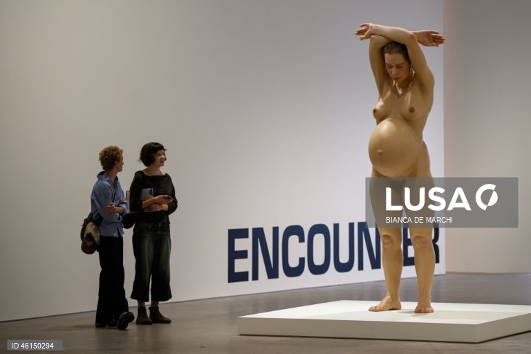 Austrália: Exposição de Ron Mueck na Art Gallery de Sidnei