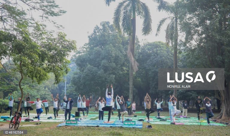 Manhã de inverno no Ramna Park, em Daca, Bangladesh. O Ramna Park é uma grande área de lazer situada no coração do centro de Daca. 