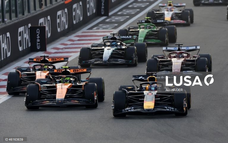 – O britânico Lando Norris (McLaren) sagrou-se hoje campeão mundial de Fórmula 1 pela primeira vez, ao ser terceiro classificado no Grande Prémio de Abu Dhabi, a derradeira corrida temporada que foi vencida pelo neerlandês Max Verstappen (Red Bull).Verstappen venceu com 12,594 segundos de vantagem sobre o australiano Oscar Piastri (McLaren), segundo colocado, e 16,576 segundos face a Norris.
Com estes resultados, Lando Norris, de 26 anos, sagra-se campeão mundial pela primeira vez na carreira,...