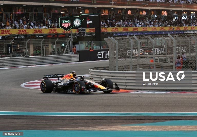 – O britânico Lando Norris (McLaren) sagrou-se hoje campeão mundial de Fórmula 1 pela primeira vez, ao ser terceiro classificado no Grande Prémio de Abu Dhabi, a derradeira corrida temporada que foi vencida pelo neerlandês Max Verstappen (Red Bull).Verstappen venceu com 12,594 segundos de vantagem sobre o australiano Oscar Piastri (McLaren), segundo colocado, e 16,576 segundos face a Norris.
Com estes resultados, Lando Norris, de 26 anos, sagra-se campeão mundial pela primeira vez na carreira,...