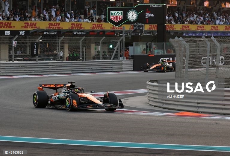 – O britânico Lando Norris (McLaren) sagrou-se hoje campeão mundial de Fórmula 1 pela primeira vez, ao ser terceiro classificado no Grande Prémio de Abu Dhabi, a derradeira corrida temporada que foi vencida pelo neerlandês Max Verstappen (Red Bull).Verstappen venceu com 12,594 segundos de vantagem sobre o australiano Oscar Piastri (McLaren), segundo colocado, e 16,576 segundos face a Norris.
Com estes resultados, Lando Norris, de 26 anos, sagra-se campeão mundial pela primeira vez na carreira,...