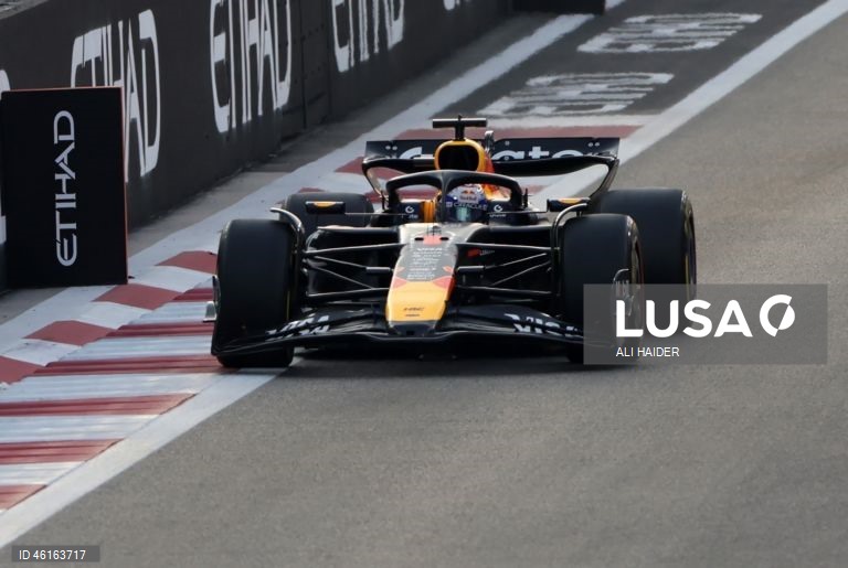 – O britânico Lando Norris (McLaren) sagrou-se hoje campeão mundial de Fórmula 1 pela primeira vez, ao ser terceiro classificado no Grande Prémio de Abu Dhabi, a derradeira corrida temporada que foi vencida pelo neerlandês Max Verstappen (Red Bull).Verstappen venceu com 12,594 segundos de vantagem sobre o australiano Oscar Piastri (McLaren), segundo colocado, e 16,576 segundos face a Norris.
Com estes resultados, Lando Norris, de 26 anos, sagra-se campeão mundial pela primeira vez na carreira,...