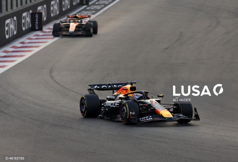 – O britânico Lando Norris (McLaren) sagrou-se hoje campeão mundial de Fórmula 1 pela primeira vez, ao ser terceiro classificado no Grande Prémio de Abu Dhabi, a derradeira corrida temporada que foi vencida pelo neerlandês Max Verstappen (Red Bull).Verstappen venceu com 12,594 segundos de vantagem sobre o australiano Oscar Piastri (McLaren), segundo colocado, e 16,576 segundos face a Norris.
Com estes resultados, Lando Norris, de 26 anos, sagra-se campeão mundial pela primeira vez na carreira,...