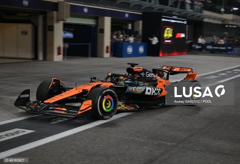 – O britânico Lando Norris (McLaren) sagrou-se hoje campeão mundial de Fórmula 1 pela primeira vez, ao ser terceiro classificado no Grande Prémio de Abu Dhabi, a derradeira corrida temporada que foi vencida pelo neerlandês Max Verstappen (Red Bull).Verstappen venceu com 12,594 segundos de vantagem sobre o australiano Oscar Piastri (McLaren), segundo colocado, e 16,576 segundos face a Norris.
Com estes resultados, Lando Norris, de 26 anos, sagra-se campeão mundial pela primeira vez na carreira,...