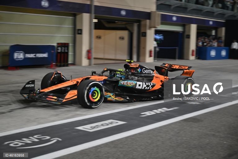 – O britânico Lando Norris (McLaren) sagrou-se hoje campeão mundial de Fórmula 1 pela primeira vez, ao ser terceiro classificado no Grande Prémio de Abu Dhabi, a derradeira corrida temporada que foi vencida pelo neerlandês Max Verstappen (Red Bull).Verstappen venceu com 12,594 segundos de vantagem sobre o australiano Oscar Piastri (McLaren), segundo colocado, e 16,576 segundos face a Norris.
Com estes resultados, Lando Norris, de 26 anos, sagra-se campeão mundial pela primeira vez na carreira,...