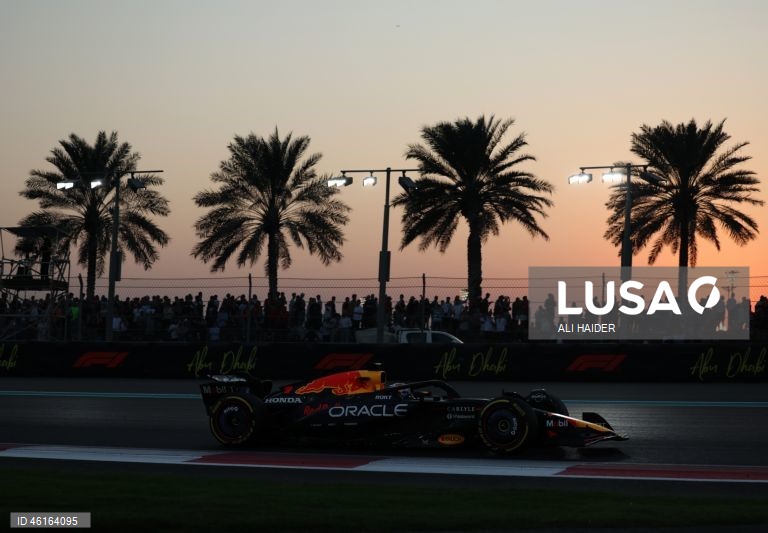 – O britânico Lando Norris (McLaren) sagrou-se hoje campeão mundial de Fórmula 1 pela primeira vez, ao ser terceiro classificado no Grande Prémio de Abu Dhabi, a derradeira corrida temporada que foi vencida pelo neerlandês Max Verstappen (Red Bull).Verstappen venceu com 12,594 segundos de vantagem sobre o australiano Oscar Piastri (McLaren), segundo colocado, e 16,576 segundos face a Norris.
Com estes resultados, Lando Norris, de 26 anos, sagra-se campeão mundial pela primeira vez na carreira,...