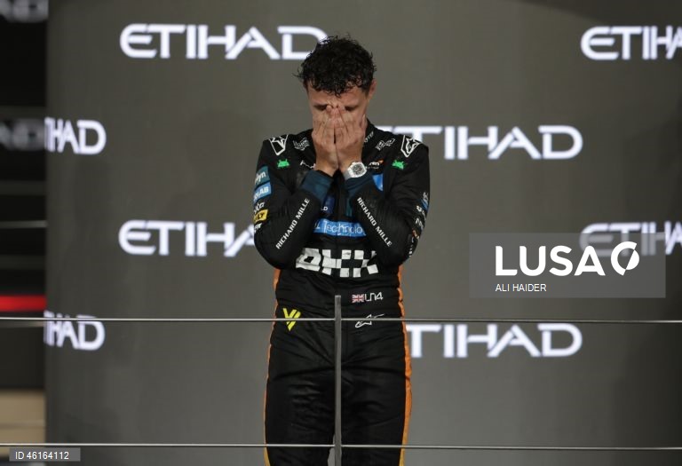 – O britânico Lando Norris (McLaren) sagrou-se hoje campeão mundial de Fórmula 1 pela primeira vez, ao ser terceiro classificado no Grande Prémio de Abu Dhabi, a derradeira corrida temporada que foi vencida pelo neerlandês Max Verstappen (Red Bull).Verstappen venceu com 12,594 segundos de vantagem sobre o australiano Oscar Piastri (McLaren), segundo colocado, e 16,576 segundos face a Norris.
Com estes resultados, Lando Norris, de 26 anos, sagra-se campeão mundial pela primeira vez na carreira,...