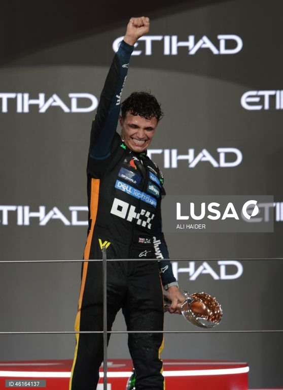 – O britânico Lando Norris (McLaren) sagrou-se hoje campeão mundial de Fórmula 1 pela primeira vez, ao ser terceiro classificado no Grande Prémio de Abu Dhabi, a derradeira corrida temporada que foi vencida pelo neerlandês Max Verstappen (Red Bull).Verstappen venceu com 12,594 segundos de vantagem sobre o australiano Oscar Piastri (McLaren), segundo colocado, e 16,576 segundos face a Norris.
Com estes resultados, Lando Norris, de 26 anos, sagra-se campeão mundial pela primeira vez na carreira,...