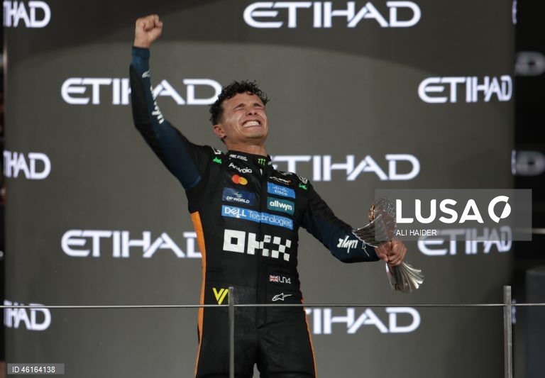 – O britânico Lando Norris (McLaren) sagrou-se hoje campeão mundial de Fórmula 1 pela primeira vez, ao ser terceiro classificado no Grande Prémio de Abu Dhabi, a derradeira corrida temporada que foi vencida pelo neerlandês Max Verstappen (Red Bull).Verstappen venceu com 12,594 segundos de vantagem sobre o australiano Oscar Piastri (McLaren), segundo colocado, e 16,576 segundos face a Norris.
Com estes resultados, Lando Norris, de 26 anos, sagra-se campeão mundial pela primeira vez na carreira,...