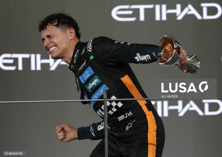 – O britânico Lando Norris (McLaren) sagrou-se hoje campeão mundial de Fórmula 1 pela primeira vez, ao ser terceiro classificado no Grande Prémio de Abu Dhabi, a derradeira corrida temporada que foi vencida pelo neerlandês Max Verstappen (Red Bull).Verstappen venceu com 12,594 segundos de vantagem sobre o australiano Oscar Piastri (McLaren), segundo colocado, e 16,576 segundos face a Norris.
Com estes resultados, Lando Norris, de 26 anos, sagra-se campeão mundial pela primeira vez na carreira,...