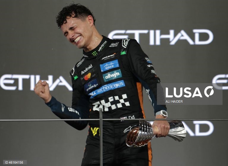 – O britânico Lando Norris (McLaren) sagrou-se hoje campeão mundial de Fórmula 1 pela primeira vez, ao ser terceiro classificado no Grande Prémio de Abu Dhabi, a derradeira corrida temporada que foi vencida pelo neerlandês Max Verstappen (Red Bull).Verstappen venceu com 12,594 segundos de vantagem sobre o australiano Oscar Piastri (McLaren), segundo colocado, e 16,576 segundos face a Norris.
Com estes resultados, Lando Norris, de 26 anos, sagra-se campeão mundial pela primeira vez na carreira,...