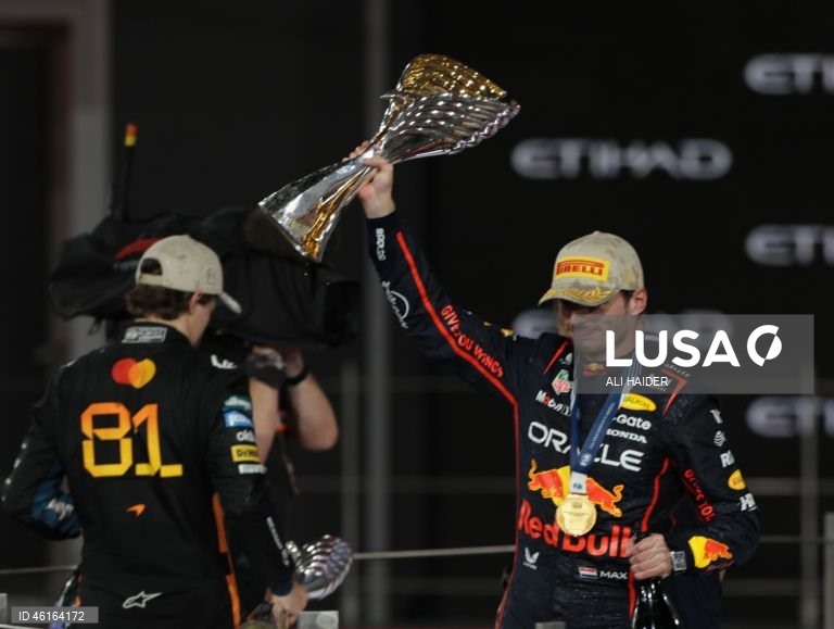 – O britânico Lando Norris (McLaren) sagrou-se hoje campeão mundial de Fórmula 1 pela primeira vez, ao ser terceiro classificado no Grande Prémio de Abu Dhabi, a derradeira corrida temporada que foi vencida pelo neerlandês Max Verstappen (Red Bull).Verstappen venceu com 12,594 segundos de vantagem sobre o australiano Oscar Piastri (McLaren), segundo colocado, e 16,576 segundos face a Norris.
Com estes resultados, Lando Norris, de 26 anos, sagra-se campeão mundial pela primeira vez na carreira,...