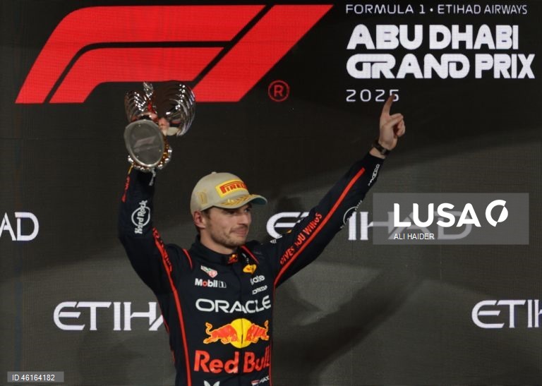 – O britânico Lando Norris (McLaren) sagrou-se hoje campeão mundial de Fórmula 1 pela primeira vez, ao ser terceiro classificado no Grande Prémio de Abu Dhabi, a derradeira corrida temporada que foi vencida pelo neerlandês Max Verstappen (Red Bull).Verstappen venceu com 12,594 segundos de vantagem sobre o australiano Oscar Piastri (McLaren), segundo colocado, e 16,576 segundos face a Norris.
Com estes resultados, Lando Norris, de 26 anos, sagra-se campeão mundial pela primeira vez na carreira,...