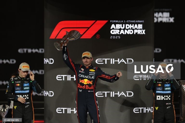 – O britânico Lando Norris (McLaren) sagrou-se hoje campeão mundial de Fórmula 1 pela primeira vez, ao ser terceiro classificado no Grande Prémio de Abu Dhabi, a derradeira corrida temporada que foi vencida pelo neerlandês Max Verstappen (Red Bull).Verstappen venceu com 12,594 segundos de vantagem sobre o australiano Oscar Piastri (McLaren), segundo colocado, e 16,576 segundos face a Norris.
Com estes resultados, Lando Norris, de 26 anos, sagra-se campeão mundial pela primeira vez na carreira,...
