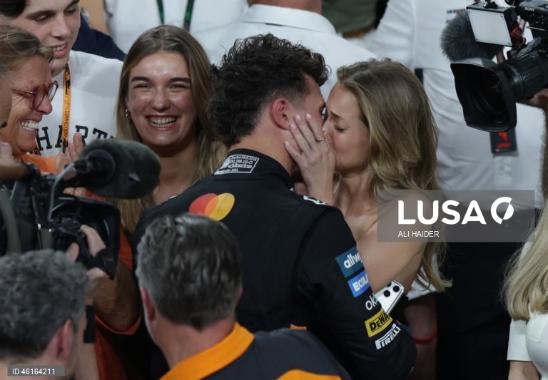 – O britânico Lando Norris (McLaren) sagrou-se hoje campeão mundial de Fórmula 1 pela primeira vez, ao ser terceiro classificado no Grande Prémio de Abu Dhabi, a derradeira corrida temporada que foi vencida pelo neerlandês Max Verstappen (Red Bull).Verstappen venceu com 12,594 segundos de vantagem sobre o australiano Oscar Piastri (McLaren), segundo colocado, e 16,576 segundos face a Norris.
Com estes resultados, Lando Norris, de 26 anos, sagra-se campeão mundial pela primeira vez na carreira,...