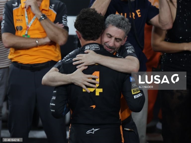 – O britânico Lando Norris (McLaren) sagrou-se hoje campeão mundial de Fórmula 1 pela primeira vez, ao ser terceiro classificado no Grande Prémio de Abu Dhabi, a derradeira corrida temporada que foi vencida pelo neerlandês Max Verstappen (Red Bull).Verstappen venceu com 12,594 segundos de vantagem sobre o australiano Oscar Piastri (McLaren), segundo colocado, e 16,576 segundos face a Norris.
Com estes resultados, Lando Norris, de 26 anos, sagra-se campeão mundial pela primeira vez na carreira,...
