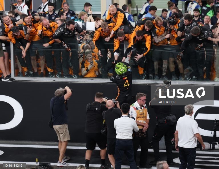 – O britânico Lando Norris (McLaren) sagrou-se hoje campeão mundial de Fórmula 1 pela primeira vez, ao ser terceiro classificado no Grande Prémio de Abu Dhabi, a derradeira corrida temporada que foi vencida pelo neerlandês Max Verstappen (Red Bull).Verstappen venceu com 12,594 segundos de vantagem sobre o australiano Oscar Piastri (McLaren), segundo colocado, e 16,576 segundos face a Norris.
Com estes resultados, Lando Norris, de 26 anos, sagra-se campeão mundial pela primeira vez na carreira,...
