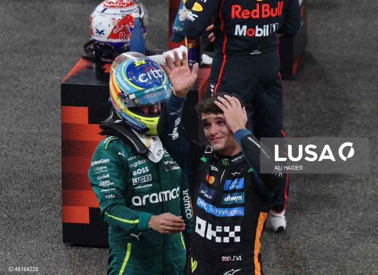 – O britânico Lando Norris (McLaren) sagrou-se hoje campeão mundial de Fórmula 1 pela primeira vez, ao ser terceiro classificado no Grande Prémio de Abu Dhabi, a derradeira corrida temporada que foi vencida pelo neerlandês Max Verstappen (Red Bull).Verstappen venceu com 12,594 segundos de vantagem sobre o australiano Oscar Piastri (McLaren), segundo colocado, e 16,576 segundos face a Norris.
Com estes resultados, Lando Norris, de 26 anos, sagra-se campeão mundial pela primeira vez na carreira,...