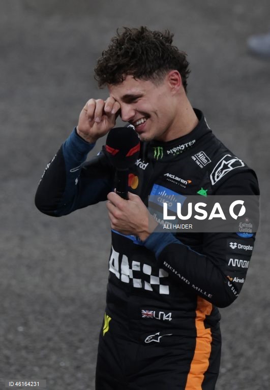 – O britânico Lando Norris (McLaren) sagrou-se hoje campeão mundial de Fórmula 1 pela primeira vez, ao ser terceiro classificado no Grande Prémio de Abu Dhabi, a derradeira corrida temporada que foi vencida pelo neerlandês Max Verstappen (Red Bull).Verstappen venceu com 12,594 segundos de vantagem sobre o australiano Oscar Piastri (McLaren), segundo colocado, e 16,576 segundos face a Norris.
Com estes resultados, Lando Norris, de 26 anos, sagra-se campeão mundial pela primeira vez na carreira,...