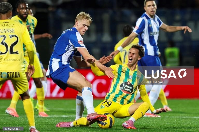 O FC Porto reforçou hoje a liderança da I Liga de futebol, vencendo o Tondela por 2-0, na 13.ª jornada, marcada pelo empate entre Sporting e Benfica, sobre os quais tem cinco e oito pontos de vantagem, respetivamente.