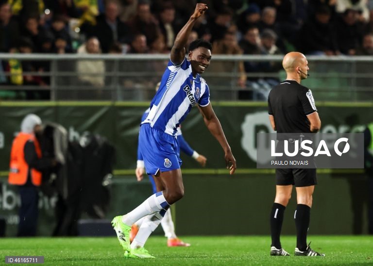 O FC Porto reforçou hoje a liderança da I Liga de futebol, vencendo o Tondela por 2-0, na 13.ª jornada, marcada pelo empate entre Sporting e Benfica, sobre os quais tem cinco e oito pontos de vantagem, respetivamente.