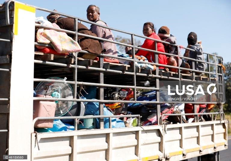 Tropas tailandesas e cambojanas entram em confronto devido a disputa fronteiriça.