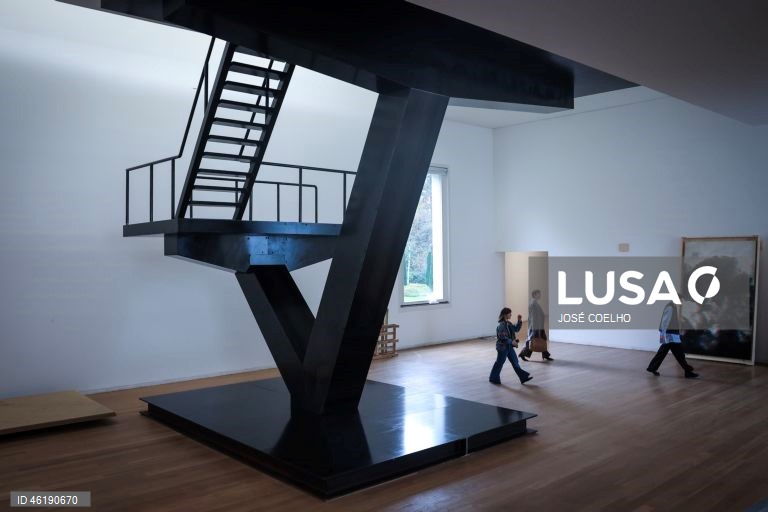 Visita de imprensa da exposição "Anne Imhof: Fun ist ein Stahlbad" no Museu de Serralves