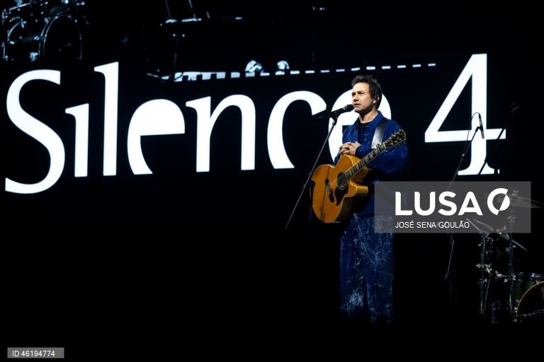 A banda portuguesa Silence 4, composta por David Fonseca, Sofia Lisboa, Rui Costa e Tozé Pedrosa (com Paulo Mouta Pereira), durante o primeiro de dois concertos na Meo Arena, em Lisboa, 12 de dezembro de 2025. A banda de Leiria encontra-se numa mini-digressão para celebrar os 30 anos de carreira. JOSÉ SENA GOULÃO/LUSA