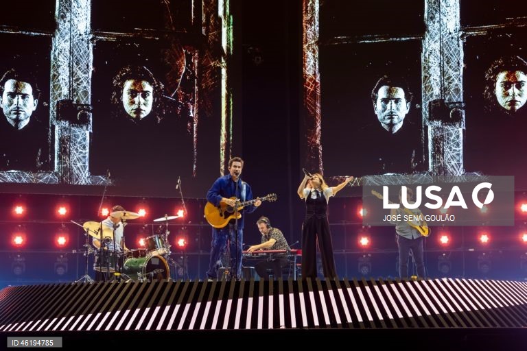 A banda portuguesa Silence 4, composta por David Fonseca, Sofia Lisboa, Rui Costa e Tozé Pedrosa (com Paulo Mouta Pereira), durante o primeiro de dois concertos na Meo Arena, em Lisboa, 12 de dezembro de 2025. A banda de Leiria encontra-se numa mini-digressão para celebrar os 30 anos de carreira. JOSÉ SENA GOULÃO/LUSA