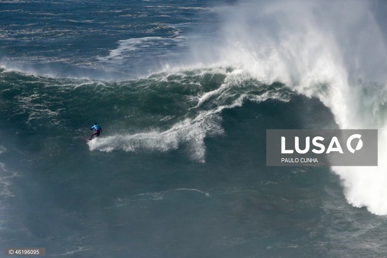 Um surfista durante a prova no Nazaré Big Wave Challenge, prova que anualmente reúne algumas das maiores estrelas do surf de ondas grandes, na Praia do Norte, 13 de dezembro de 2025. Centenas de pessoas estão reunidas no Forte de São Miguel Arcanjo, na Nazaré, para ver as ondas gigantes e os surfistas que as vão desafiar. PAULO CUNHA/LUSA