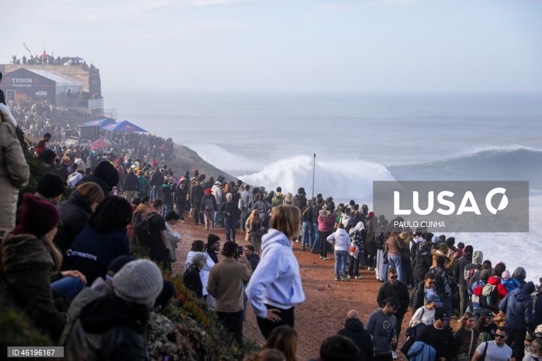 Centenas de pessoas estão reunidas no Forte de São Miguel Arcanjo, na Nazaré, para ver as ondas gigantes no Nazaré Big Wave Challenge, prova que anualmente reúne algumas das maiores estrelas do surf de ondas grandes, na Praia do Norte, 13 de dezembro de 2025. PAULO CUNHA/LUSA