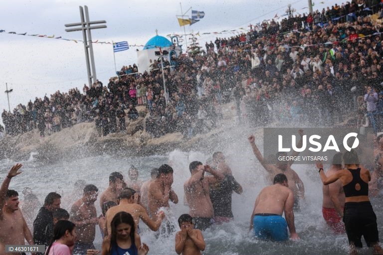 Nadadores participam na celebração ortodoxa do Dia da Epifania, na zona ribeirinha de Ormos de Afrodite, no distrito de Piraiki, em Pireu, Grécia. Os nadadores prepararam-se para a água fria para competir e apanhar a cruz que, segundo a tradição, traz saúde e felicidade à pessoa que a apanhar primeiro.