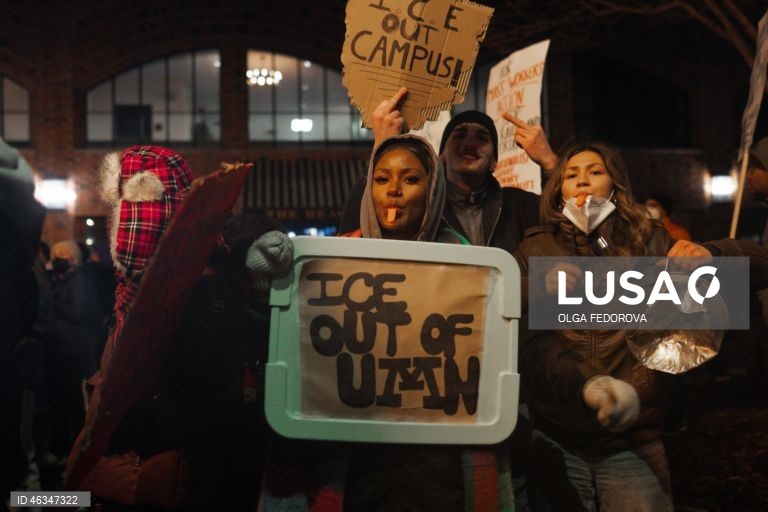 EUA: Manifestantes protestam contra a repressão federal à imigração à porta de um hotel que alberga agentes do ICE, em Minneapolis