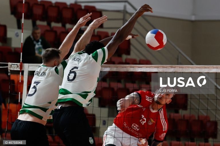 O jogador do Benfica Felipe Bandero (D) em ação contra o jogador do Sporting Kelton Tavares durante o jogo da final da Taça de Portugal de voleibol, disputado no Pavilhão Municipal de Albufeira, 15 de março de 2026. LUÍS FORRA/LUSA 