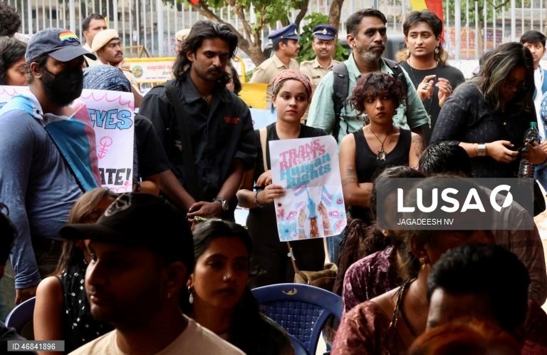 Ativistas participam num protesto organizado por pessoas transgénero, intersexuais, lésbicas, gays, bissexuais, queer e assexuais (LGBQA) e seus aliados, instando o governo indiano a retirar o Projeto de Lei de Alteração sobre Pessoas Transgénero de 2026, em Bangalore, Índia. O projeto de lei de alteração sobre pessoas transgénero (proteção de direitos) de 2026, aprovado pela Câmara dos Deputados da Índia, propõe a retirada do direito das pessoas transgénero de autoidentificarem o seu género.