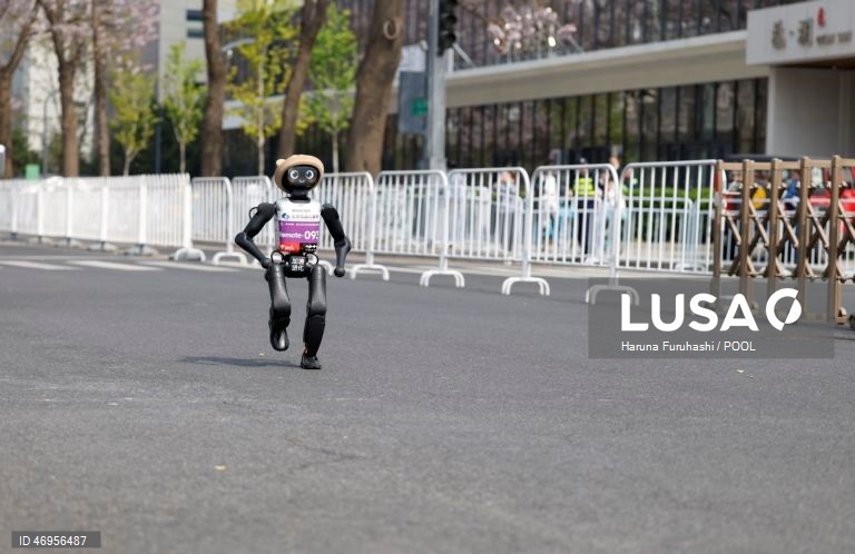 China: Meia maratona com robôs em Pequim