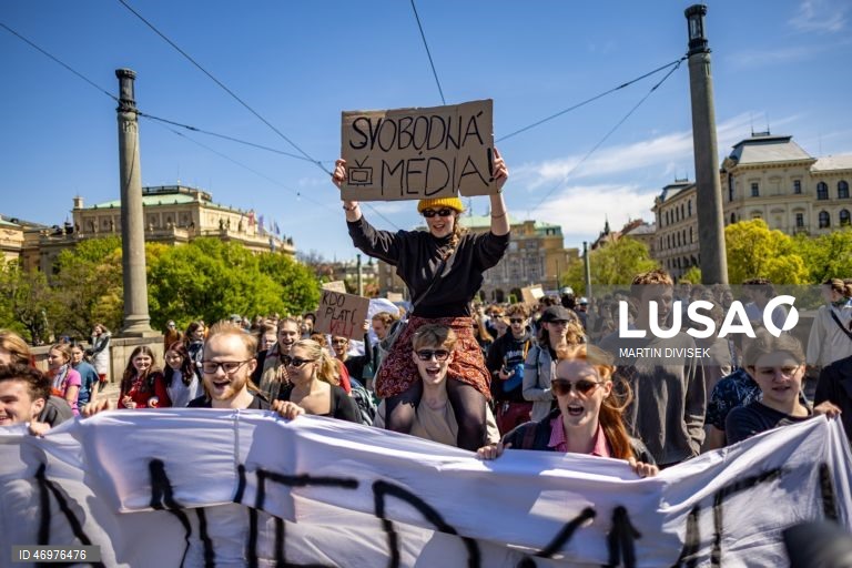 Praga: Estudantes manifestam-se em apoio às emissoras públicas.
