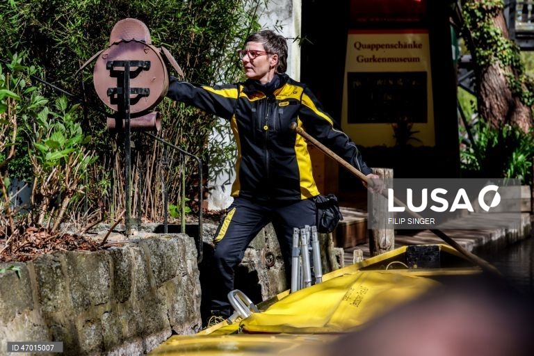 Alemanha: Início da época de entrega do correio por barcaça na região de Spreewald