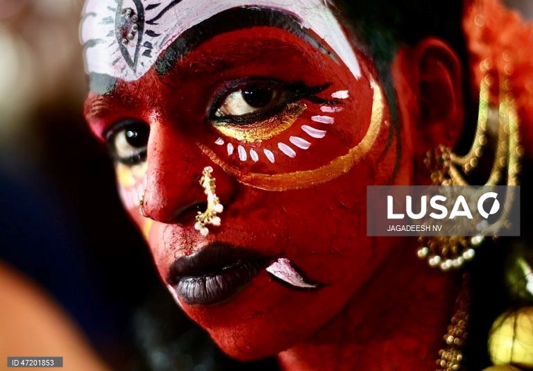 Devotos participam num ritual de caminhada sobre brasas em homenagem a Adi-Para Shakti, em Bangalore.
