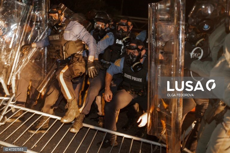 A polícia de Nova Jérsia, EUA, dispersa manifestantes num centro de detenção, no meio de uma greve de fome dos reclusos.Cerca de 300 detidos no centro de imigração Delaney Hall iniciaram uma greve de fome a 22 de maio para protestar contra as condições no centro. 