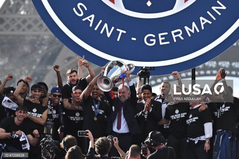 França: Jogadores e adeptos do PSG comemoram a conquista do título da Liga dos Campeões da UEFA, em Paris