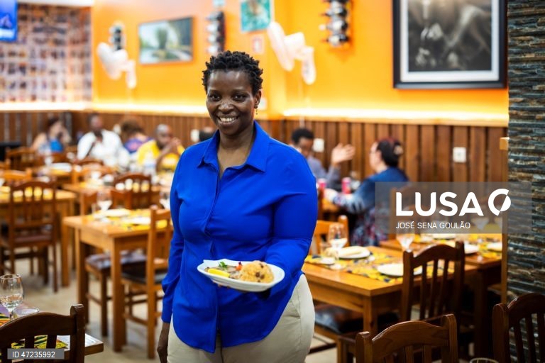 Eleanora Carlota, 46 anos, proprietária do restaurante são-tomense Cantinho da Nonô, na Damaia, posa para a fotografia, após preparar um prato típico, Amadora, 28 de maio de 2026. O sabor dos pratos lusófonos servidos nos restaurantes da Grande Lisboa transporta à terra natal os imigrantes, que chegam a chorar quando identificam certos temperos, os quais os colocam por momentos na cozinha da sua infância. (ACOMPANHA TEXTO DA LUSA DO DIA 20 DE JUNHO DE 2026). JOSÉ SENA GOULÃO/LUSA  
