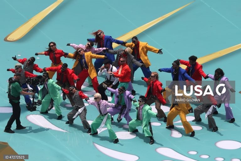 Artistas atuam durante o espetáculo pré-jogo antes da partida de abertura da Copa do Mundo da FIFA 2026 entre o México e a África do Sul, na Cidade do México, México