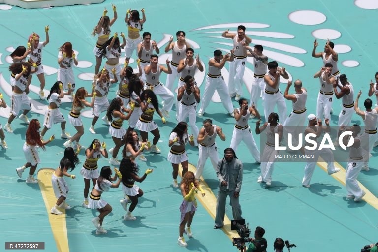Artistas atuam durante o espetáculo pré-jogo antes da partida de abertura da Copa do Mundo da FIFA 2026 entre o México e a África do Sul, na Cidade do México, México