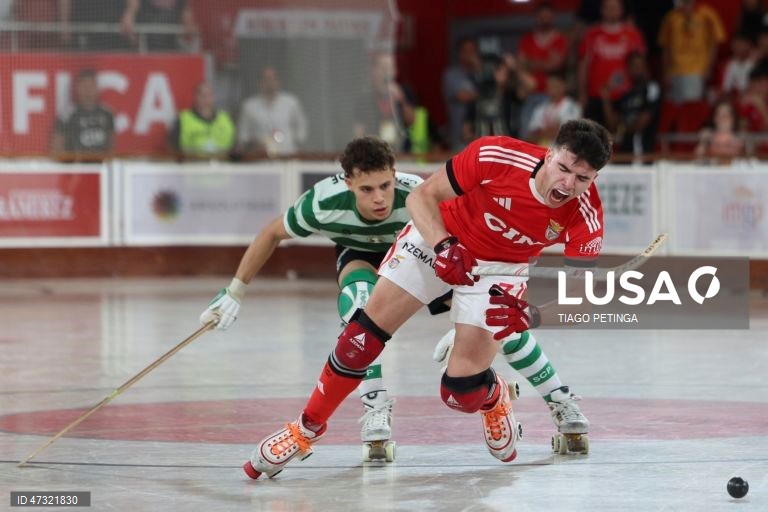O jogador do Benfica, Vitor Oliveira (d) , disputa a bola com o seu oponente do Sporting, Diogo Barata, no jogo disputado no pavilhão da Luz em Lisboa para o campeonato nacional de Hóquei em Patins, 20 de junho de 2026.  TIAGO PETINGA/LUSA